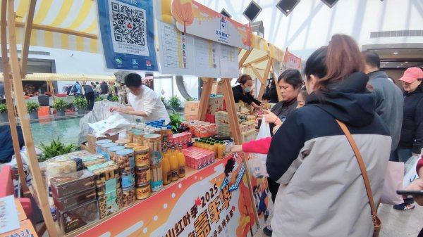 老字号香山眼下集会，金秋红叶季演出阛阓嘉年华